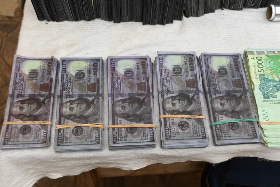Liasse de faux billets saisis