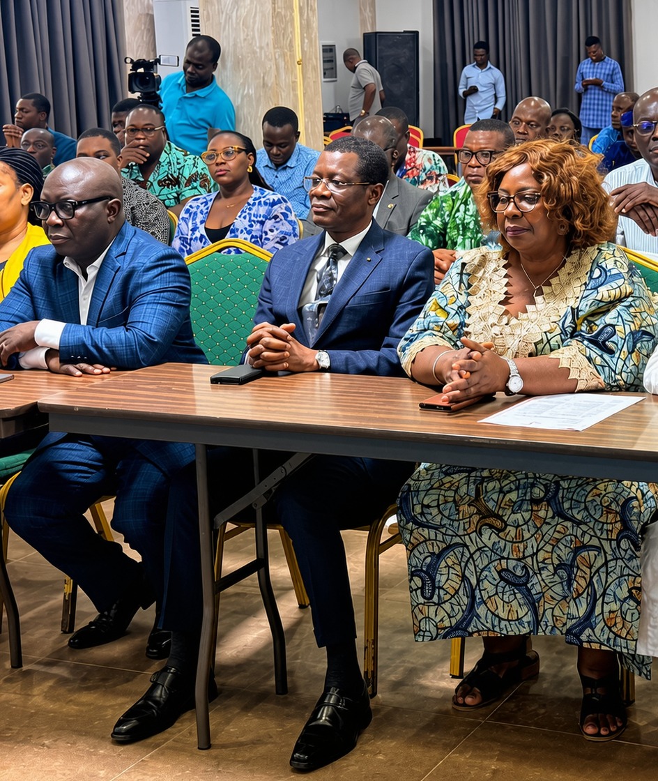 Le maire du Golfe 5, M. ABOKA en costume au milieu 