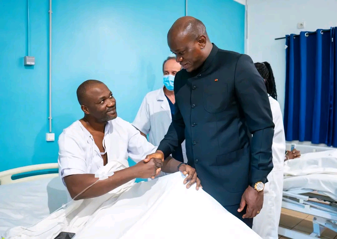 Oligui Nguema auprès des rescapés du Prospector 5